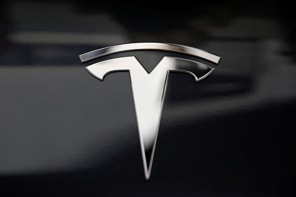  A tesla logo is seen in Los Angeles, California U.S. January 12, 2018. REUTERS/Lucy Nicholson/File Photo
