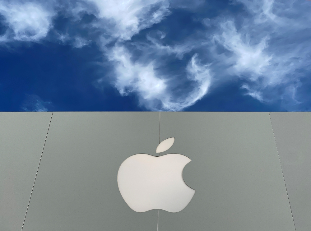  FILE PHOTO: The Apple logo is shown atop an apple store at a shopping mall in La Jolla, California, U.S., December 17, 2019, 2019. REUTERS/Mike Blake/File Photo 