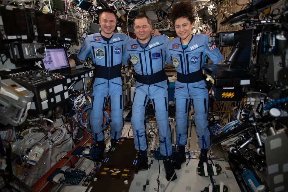 3 space travellers return to a different Earth hit by COVID-19.