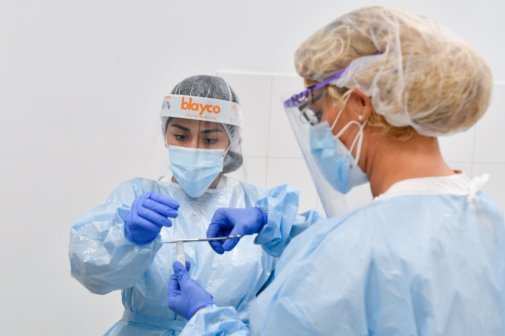Healthcare workers collect samples at a testing room for the novel coronavirus COVID-19 at a primary health care center in Barcelona on August 3, 2020.  / AFP / Pau BARRENA