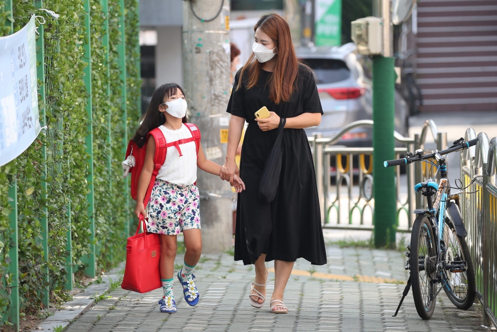 South Korea ordered all schools and kindergartens in the greater Seoul region -- home to half the country's 52 million population -- to switch to online classes from August 26 to September 11 as they battle multiple COVID-19 coronavirus clusters.(AFP / YO