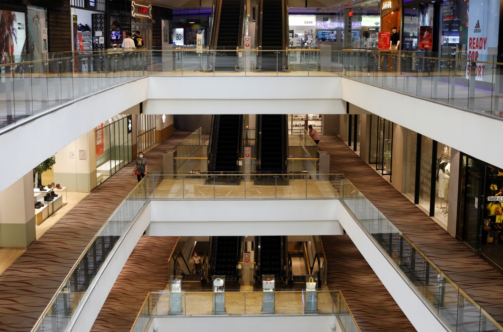 A largely empty shopping center is seen during the coronavirus disease (COVID-19) outbreak in Singapore August 17, 2020. REUTERS/Edgar Su/File Photo