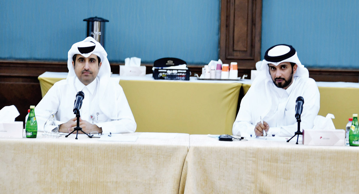 Saleh bin Hamad Al Sharqi (left), Qatar Chamber Director-General; and Saleh bin Faraj Al Marri, Assistant Director of the Commercial Registration and Licenses Department at the Ministry of Commerce and Industry, during the meeting held at the QC headquart