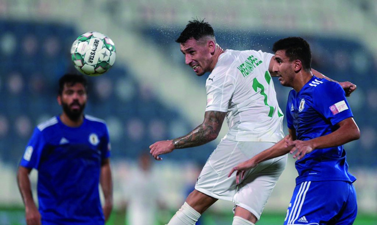 Al Ahli’s Hernan Perez (centre) heads the ball against Al Khor’s players during their QSL match at Al Khor Stadium yesterday