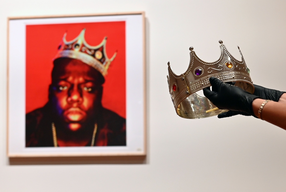 The crown worn by Notorious B.I.G. when photographed as the King of New York, is displayed during a press preview at Sotheby's for their Inaugural HIP HOP Auction on September 10, 2020 in New York City. AFP / Angela Weiss