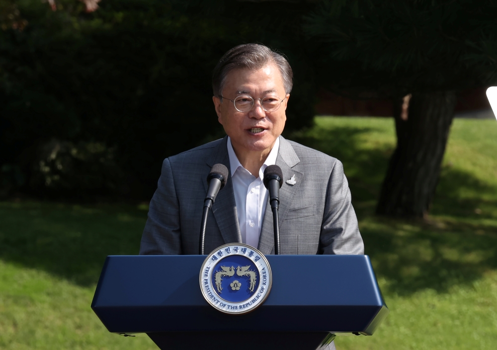 :South Korean President Moon Jae-in delivers his speech during Youth Day at the Presidential Blue House in Seoul, South Korea, September 19, 2020. Yonhap via REUTERS ATTENTION EDITORS - THIS IMAGE HAS BEEN SUPPLIED BY A THIRD PARTY. SOUTH KOREA OUT. NO RE
