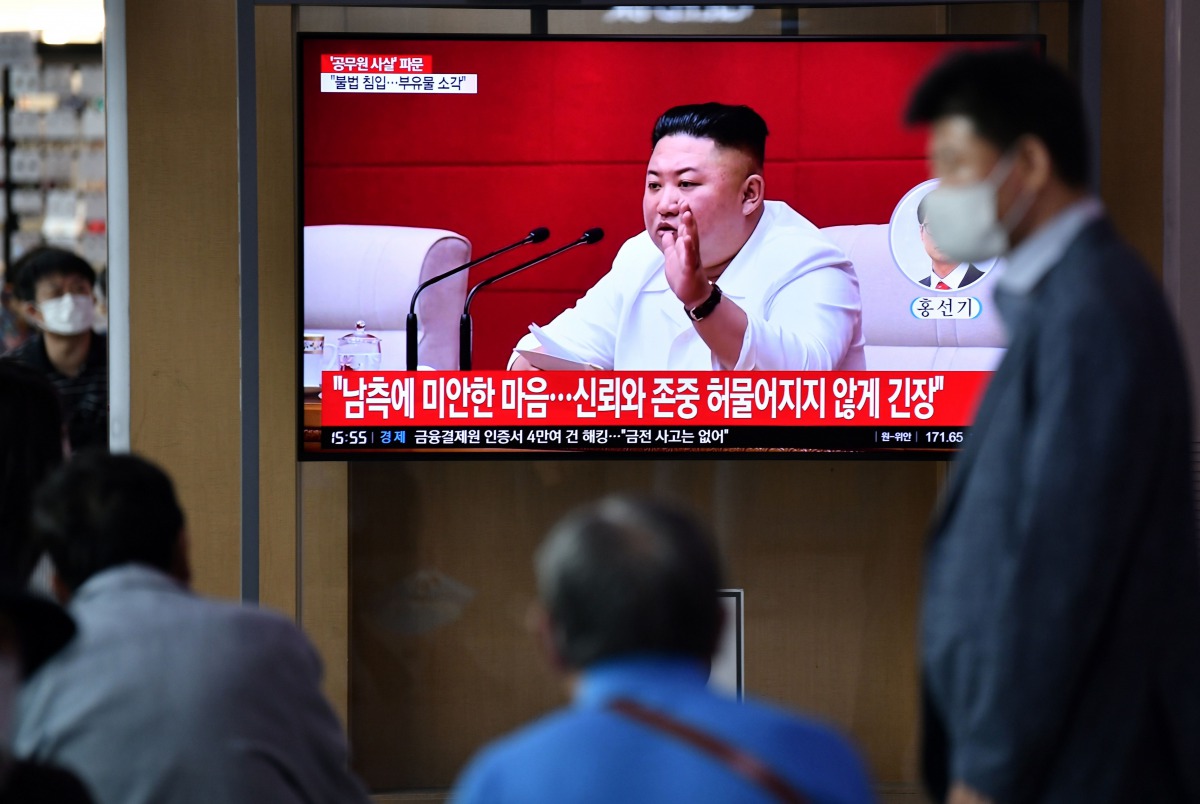 People watch a television news broadcast showing file footage of North Korean leader Kim Jong Un, at a railway station in Seoul on September 25, 2020. North Korean leader Kim Jong Un apologised on September 25 over the killing of a South Korean at sea, ca