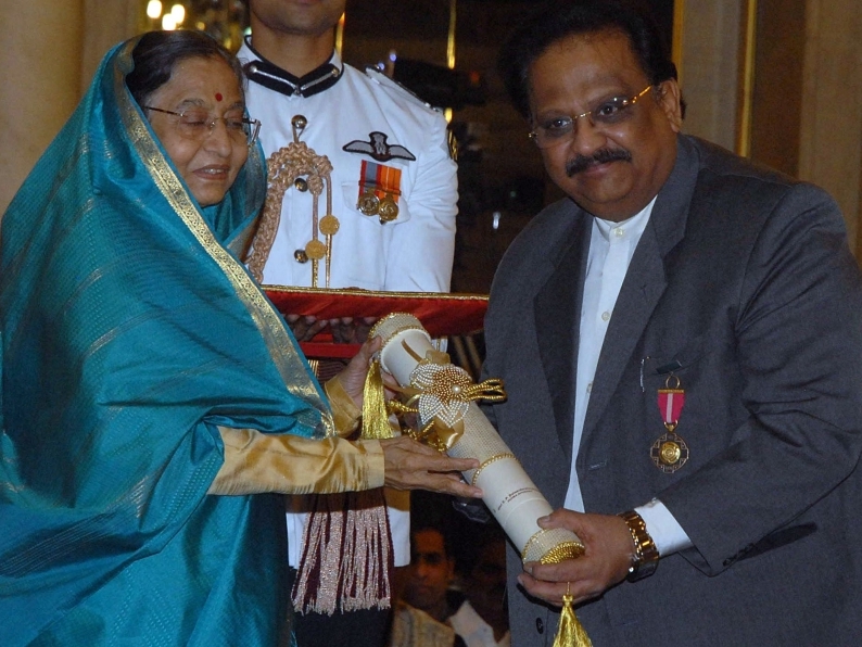 :(FILES) In this file photo taken on March 24, 2011 Indian President Pratibha Singh Patil (L) presents Indian singer S P Balasubrahmanyam during the presentation of the 'Padma Awards 2011' at the Presidential House in New Delhi. AFP / STR