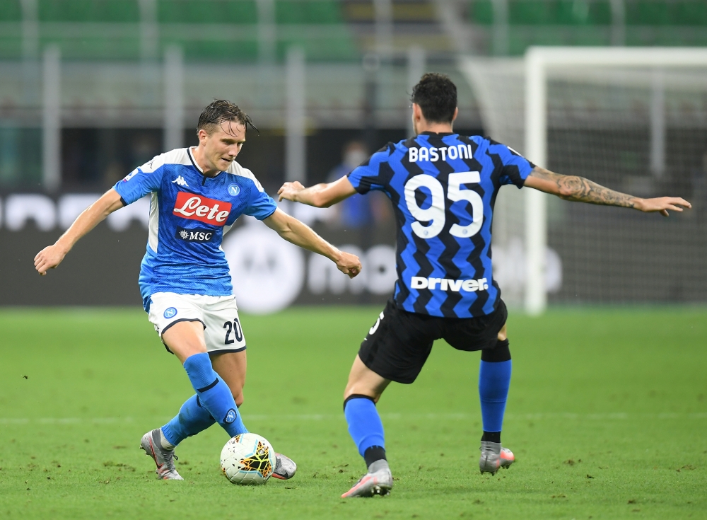 July 28, 2020 Napoli's Piotr Zielinski in action with Inter Milan's Alessandro Bastoni, as play resumes behind closed doors following the outbreak of the coronavirus disease (COVID-19) REUTERS/Daniele Mascolo/File Photo