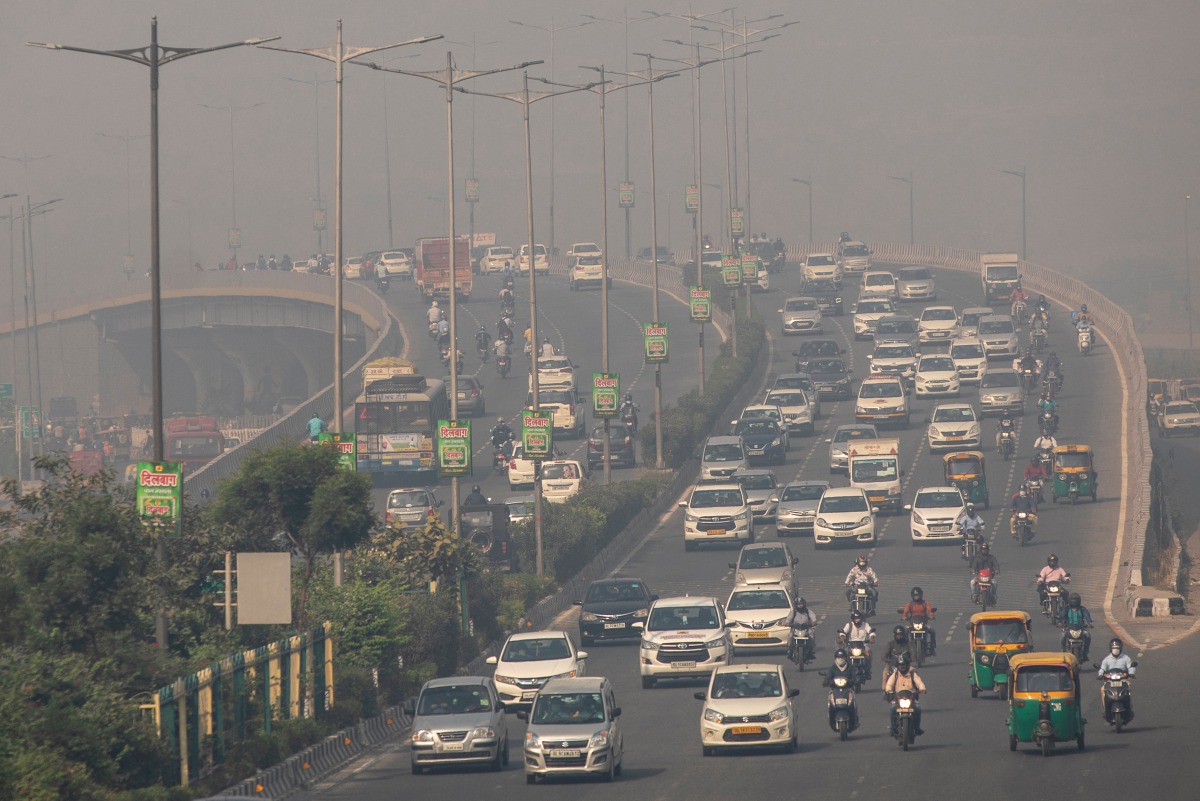 Traffic moves on a smoggy morning in New Delhi, India, October 23, 2020. REUTERS/Danish Siddiqui