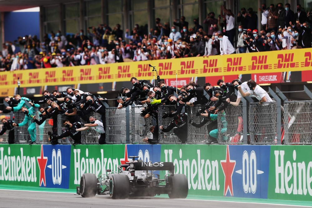 Mercedes' British driver Lewis Hamilton crosses the finish line to win the Portuguese Formula One Grand Prix at the Autodromo Internacional do Algarve on October 25, 2020 in Portimao. / AFP / POOL / JOSE SENA GOULAO