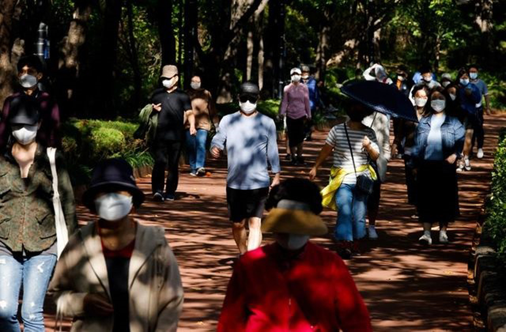 People take a walk as they wear masks to avoid the spread of the coronavirus disease (COVID-19) at a park in Seoul, South Korea, October 5, 2020. REUTERS/Kim Hong-Ji
