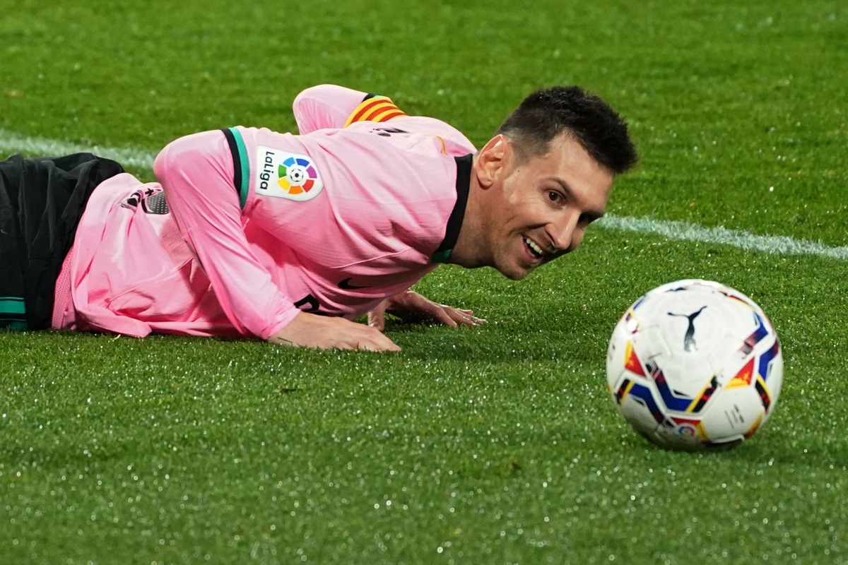 Barcelona's Argentine forward Lionel Messi eyes the ball during the Spanish league football match between Real Valladolid FC and FC Barcelona at the Jose Zorilla stadium in Valladolid on December 22, 2020. / AFP / Cesar Manso
