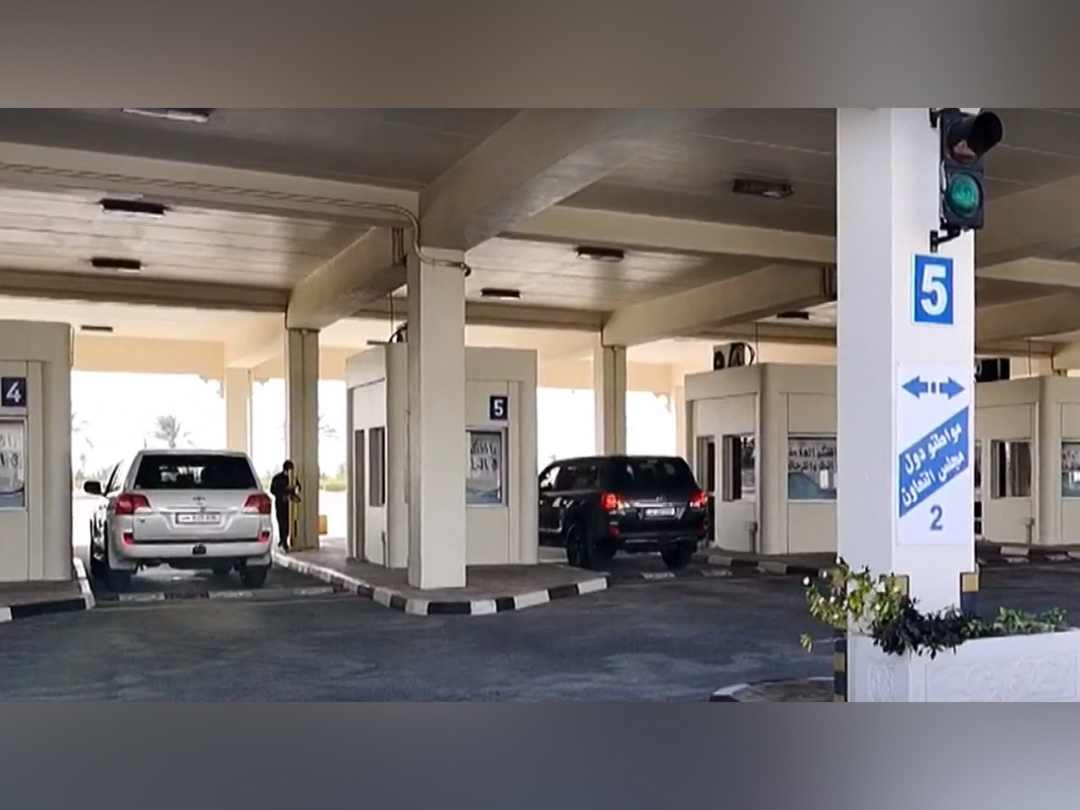 Vehicles waiting to enter Saudi Arabia at the Abu Samra border. Pic: Al Jazeera screenshot