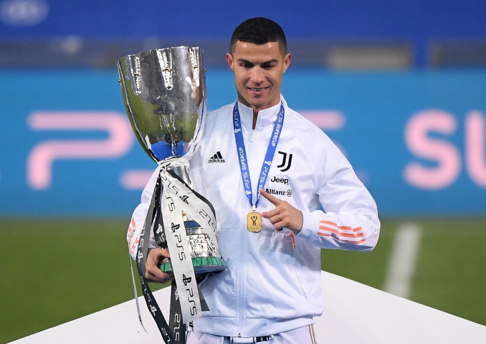 Juventus' Cristiano Ronaldo celebrates with the Italian Super Cup REUTERS/Alberto Lingria