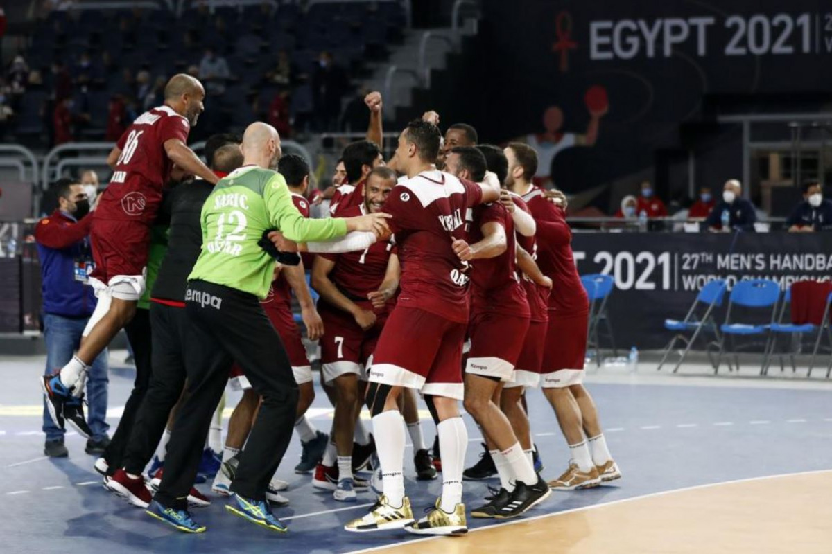 Qatar players celebrate after defeating Argentina in their final match of the Main Round of IHF Handball World Championship, in Cairo yesterday. TOP: Player of the Match, Qatar's Frankis Marzo celebrates with team-mates.  