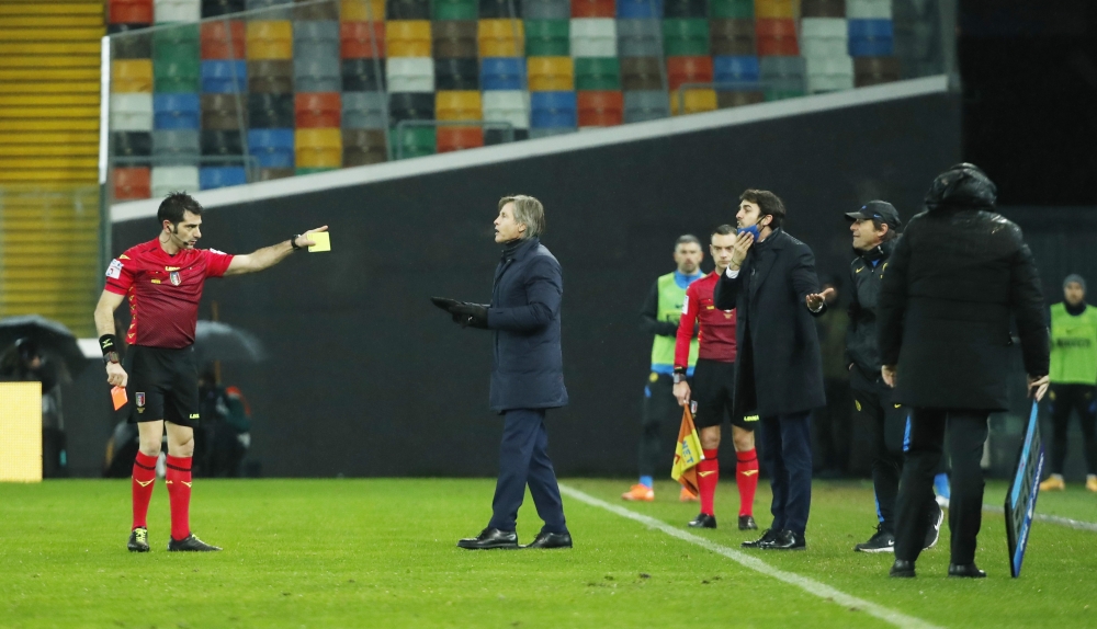 Inter Milan coach Antonio Conte is shown a red card by referee Fabio Maresca REUTERS/Alessandro Garofalo