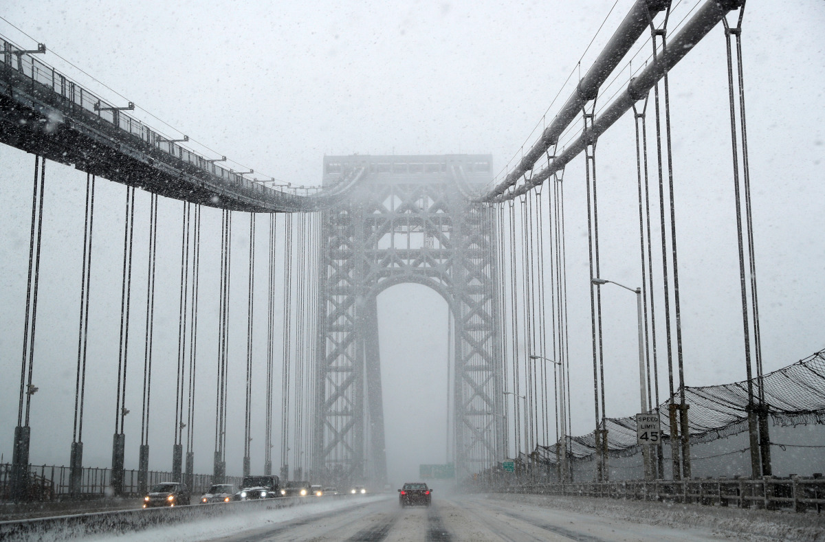 Cars pass over the George Washington Bridge in heavy falling snow between New Jersey and New York City during a winter storm in New York, U.S., February 1, 2021. REUTERS/Mike Segar
