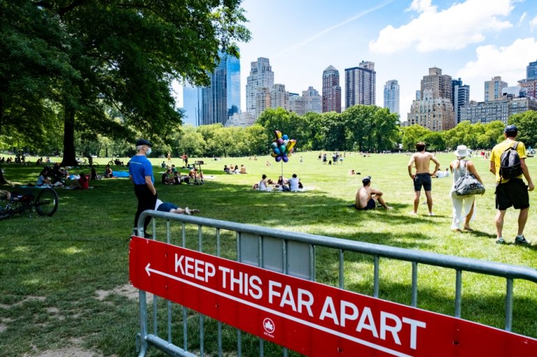 FILE PHOTO: People enjoy the weather in Central Park, the day before the city starts phase two of reopening after the lockdown due to the coronavirus disease (COVID-19), in the Manhattan borough of New York City, U.S., June 21, 2020. REUTERS/Jeenah Moon
