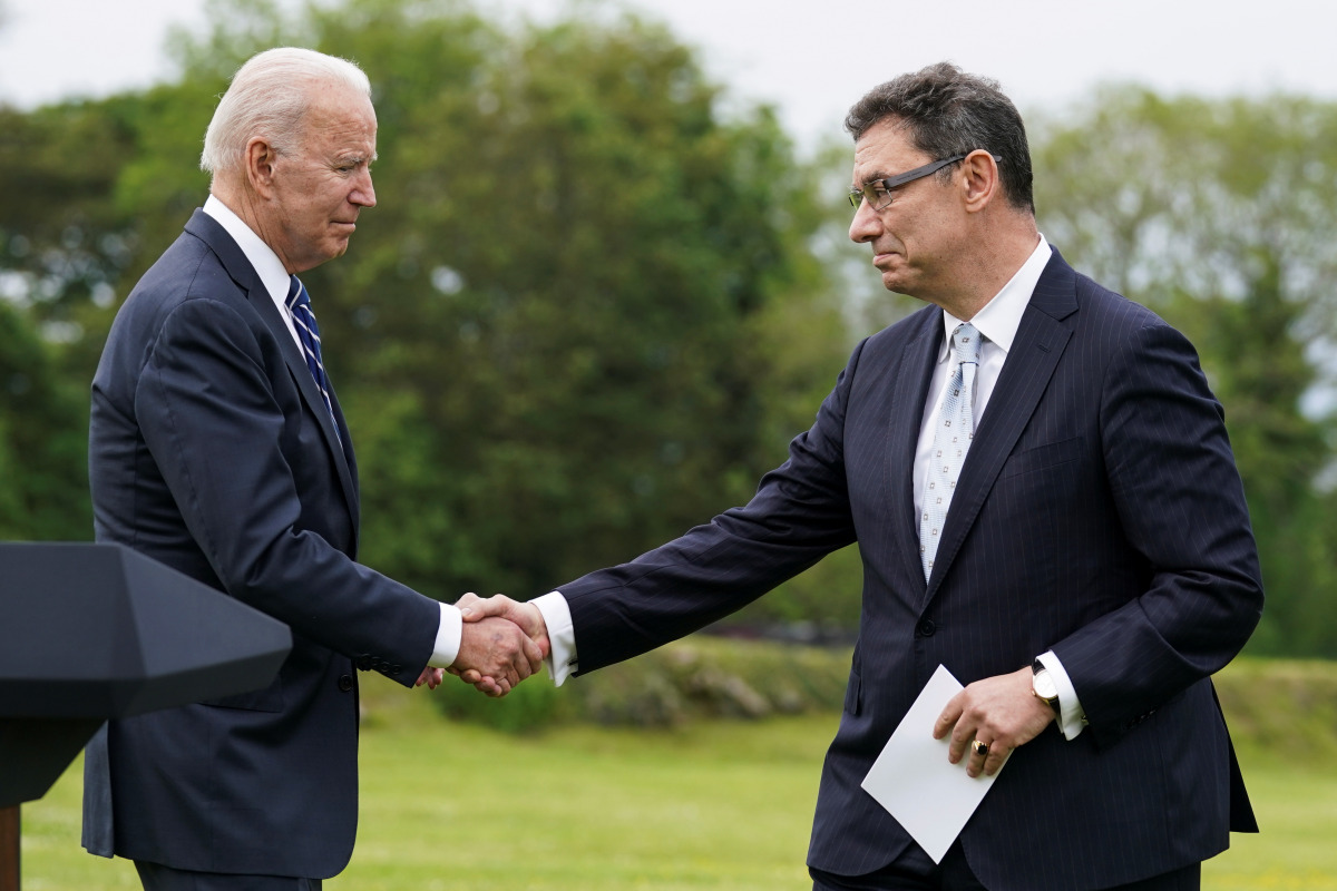 U.S. President Joe Biden shakes hands with Pfizer CEO, Albert Bourla, after speaking about his administration's pledge to donate 500 million doses of the Pfizer (PFE.N) coronavirus vaccine to the world's poorest countries, during a visit to St. Ives in Co