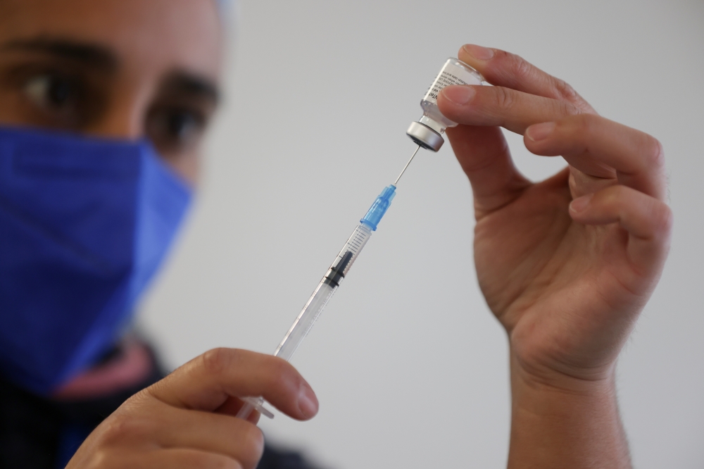 A health care worker prepares a dose of Pfizer/BioNTech coronavirus disease (COVID-19) vaccine . REUTERS/Ivan Alvarado
