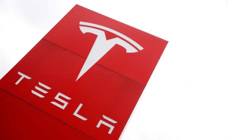 File photo: The logo of car manufacturer Tesla is seen at a dealership in London, Britain, May 14, 2021. Reuters/Matthew Childs/File Photo

