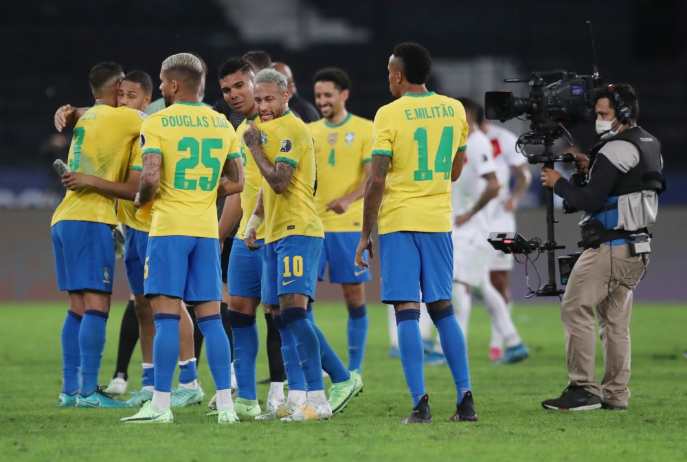 Brazil's Neymar celebrates after the match with teammates REUTERS/Amanda Perobelli