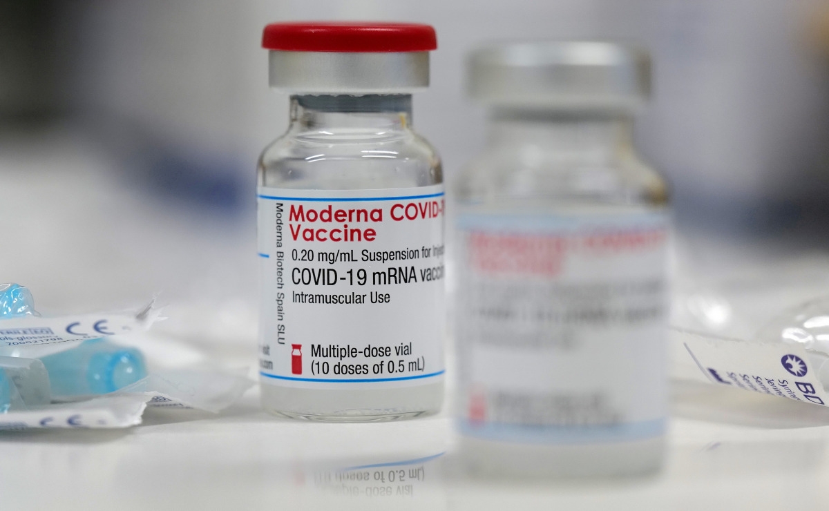 FILE PHOTO: A vial of the Moderna COVID-19 vaccine is seen at a clinic in Aschaffenburg, Germany, January 15, 2021. REUTERS/Kai Pfaffenbach/File Photo
