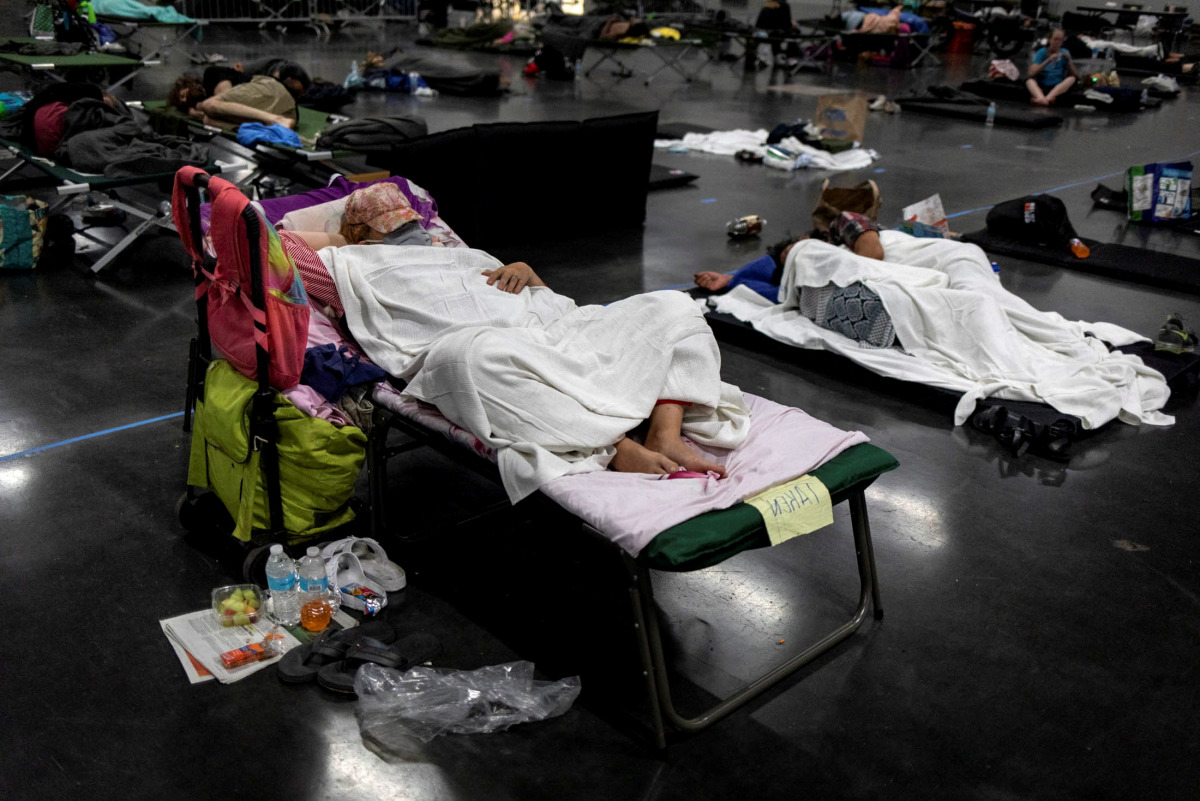 FILE PHOTO: People sleep at a cooling shelter set up during an unprecedented heatwave in Portland, Oregon, U.S. June 27, 2021. REUTERS/Maranie Staab/File Photo
