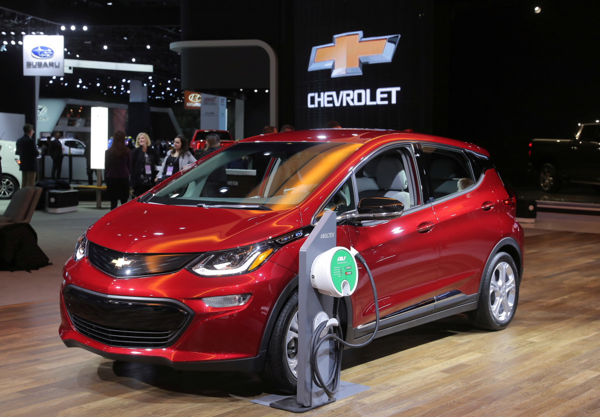 FILE PHOTO: A 2019 Chevrolet Bolt plug-in electric vehicle is displayed at the North American International Auto Show in Detroit, Michigan, U.S., January 15, 2019. REUTERS/Rebecca Cook/File Photo
