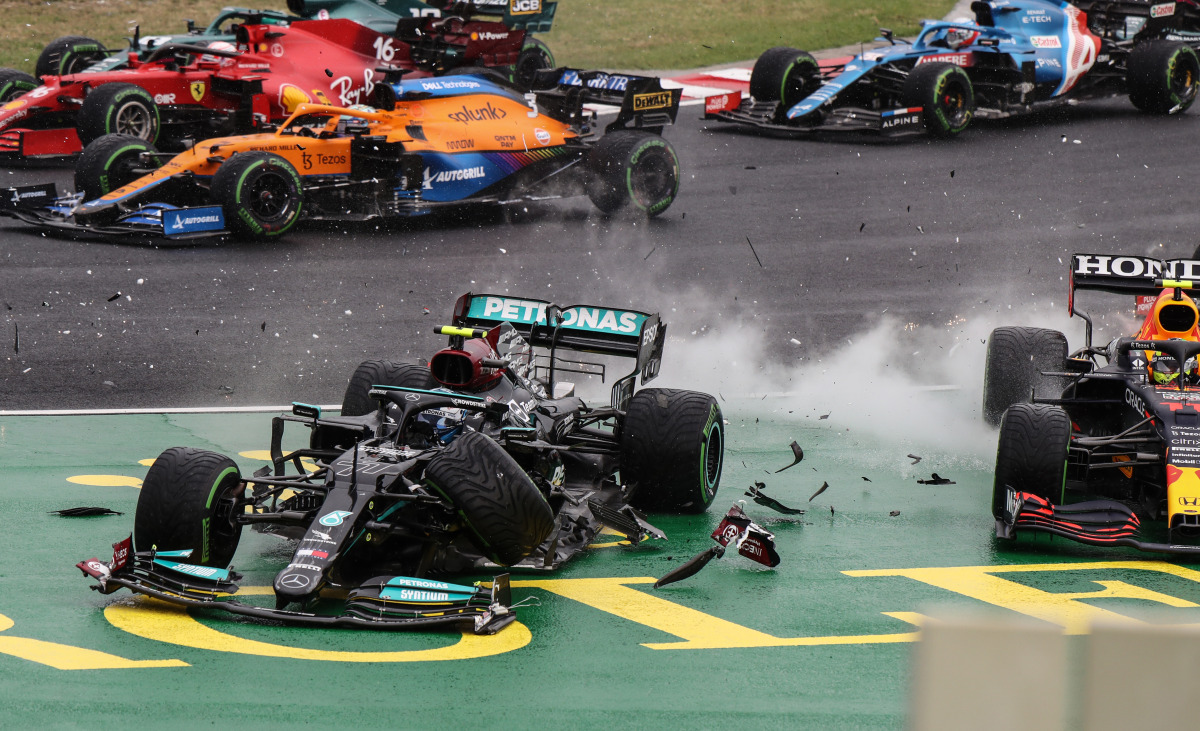 Formula One F1 - Hungarian Grand Prix - Hungaroring, Budapest, Hungary - August 1, 2021 Mercedes' Valtteri Bottas collides with Red Bull's Sergio Perez Pool via REUTERS/Peter Kohalmi
