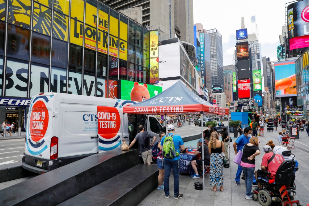 FILE PHOTO: People queue at a popup COVID-19 testing site in Times Square during theoutbreak of the coronavirus disease (COVID-19) in Manhattan, New York City, U.S., August 2, 2021. REUTERS/Andrew Kelly/File Photo
