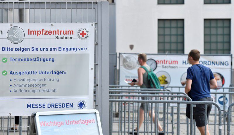 People arrive to receive a vaccine against COVID-19 at a centre at in Dresden, Germany, July 29, 2021. REUTERS/Matthias Rietschel/File Photo

