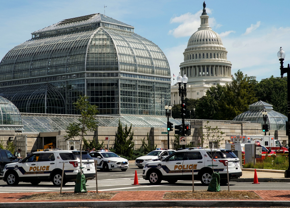 U.S. Capitol Police vehicles and other emergency vehicles respond as police investigated reports of a suspicious vehicle near the U.S. Capitol in Washington, U.S., August 19, 2021. REUTERS/Elizabeth Frantz
