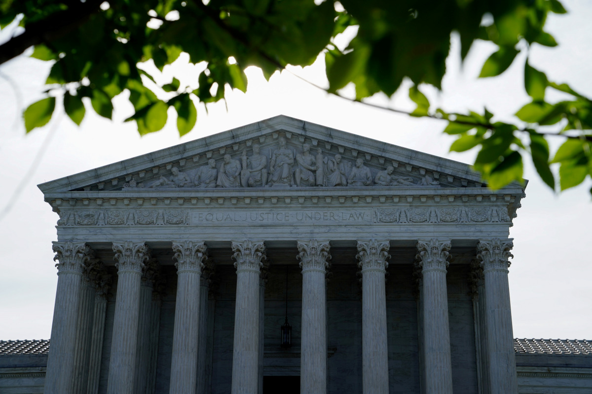 FILE PHOTO: The sun rises behind the U.S. Supreme Court in Washington, U.S., June 1, 2021. REUTERS/Erin Scott/File Photo/File Photo
