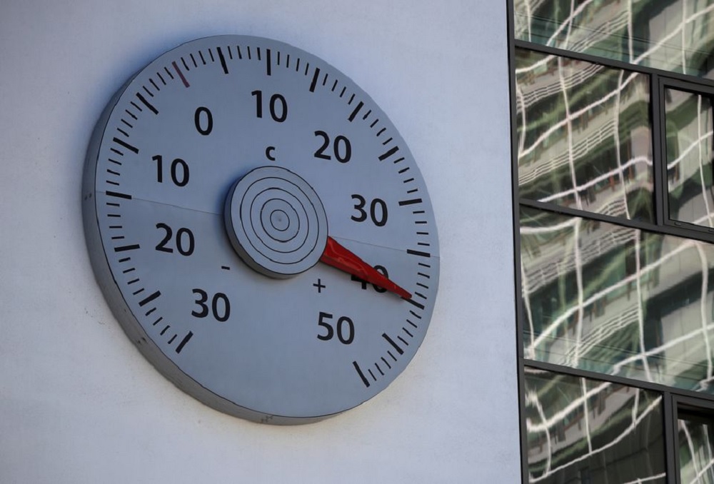 A thermometer mounted on a wall of the headquarters of the United Nations Framework Convention on Climate Change (UNFCCC) shows a temperature of 40 Celsius degrees in Bonn, Germany July 31, 2020. REUTERS/Wolfgang Rattay/File Photo