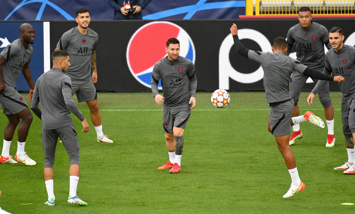 Paris St Germain's Lionel Messi with teammates during training REUTERS/Piroschka Van De Wouw
