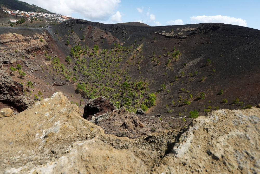 A general view of the crater of the San Antonio Volcano on the Canary Island of La Palma, Spain, September 17, 2021. REUTERS/Borja Suarez