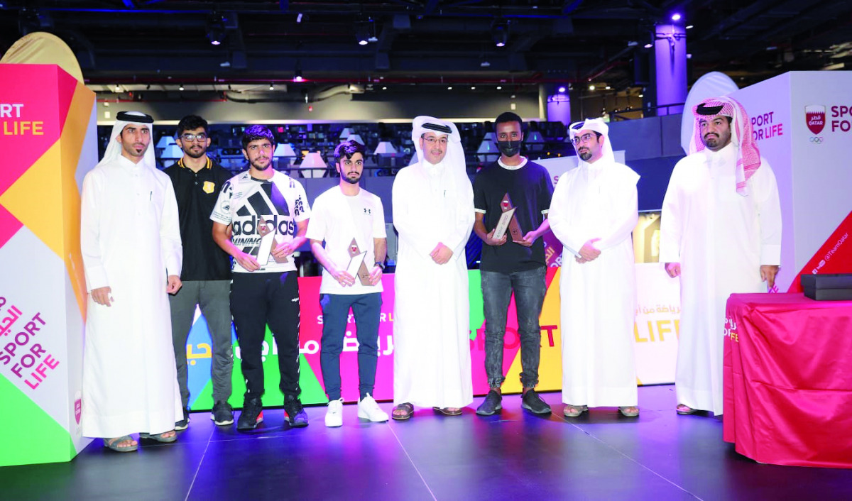 The winners of the e-tournament pose for a photograph with the officials.