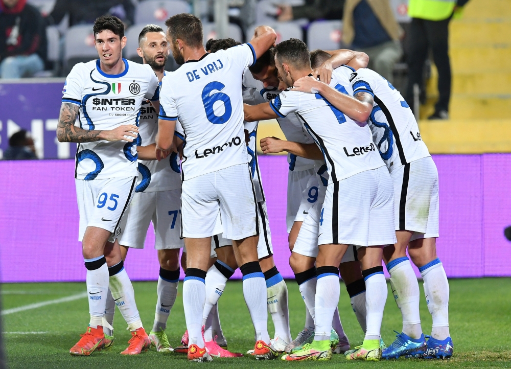 Inter Milan's Edin Dzeko celebrates scoring their second goal with team mates REUTERS/Jennifer Lorenzini