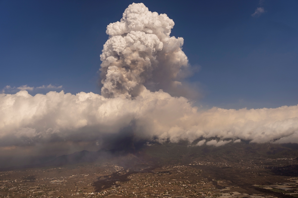Lava from a volcano eruption flows in El Paso, on the Canary Island of La Palma, Spain, September 23, 2021. Picture taken September 23, 2021. Emilio Morenatti/Pool via REUTERS