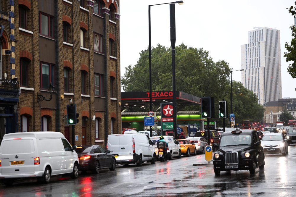 Vehicles queue to refill at a Texaco fuel station in London, Britain, September 27, 2021. Reuters/Henry Nicholls