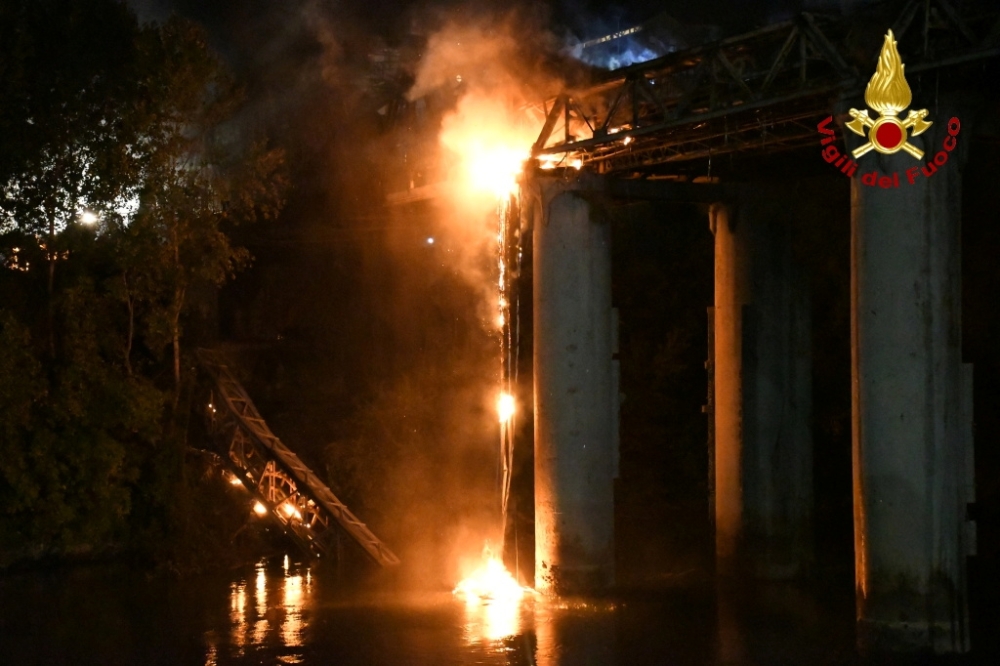 A fire engulfs iconic 'Iron Bridge' in Rome, Italy, October 3, 2021. Vigili del Fuoco/Handout via REUTERS