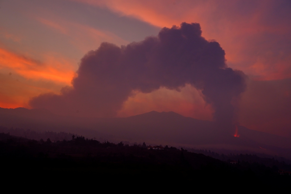 The Cumbre Vieja volcano continues to erupt on the Canary Island of La Palma, as seen from Tacande,Spain, October 8, 2021. REUTERS / Juan Medina