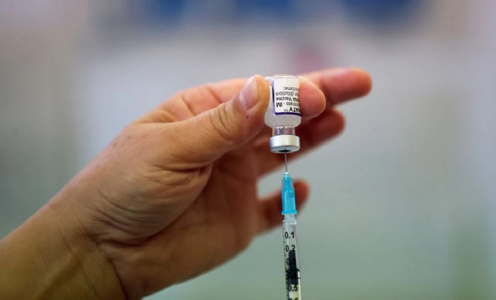 A health worker prepares a dose of the COVID-19 booster vaccine, amid the coronavirus disease (COVID-19) pandemic, at Midland House in Derby, Britain, September 20, 2021. REUTERS/Carl Recine