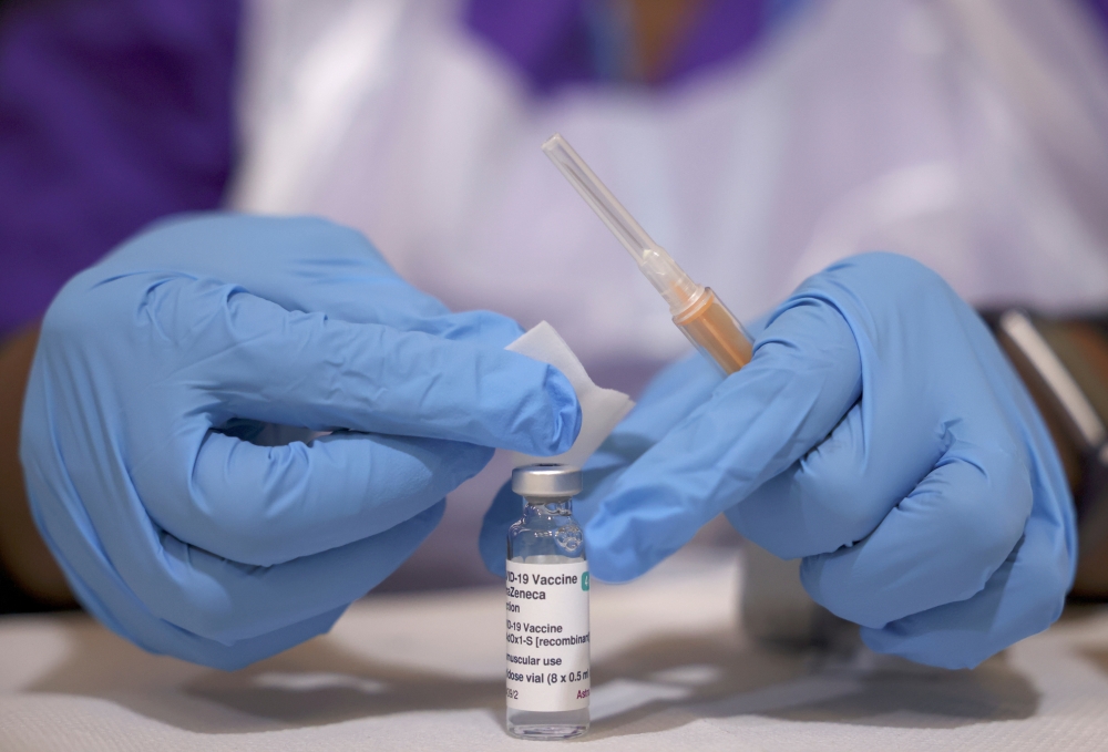 A medical worker prepares an injection with a dose of Astra Zeneca coronavirus vaccine, at a vaccination centre in Baitul Futuh Mosque, amid the outbreak of coronavirus disease (COVID-19), in London, Britain, March 28, 2021. REUTERS/Henry Nicholls/File Ph