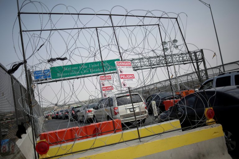 Cars stand in line at the Cordova International Bridge at the Mexico-U.S. border to enter into El Paso, Texas, in Ciudad Juarez, Mexico August 24, 2020. REUTERS/Jose Luis Gonzalez
