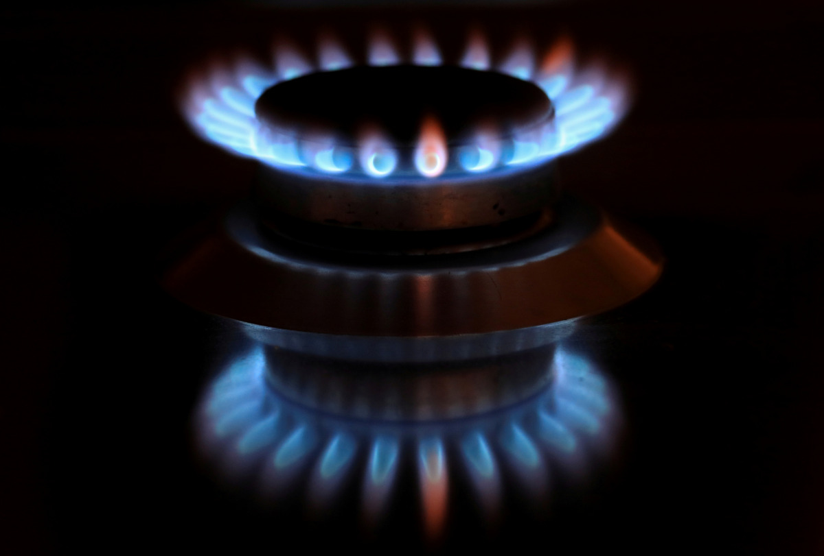 FILE PHOTO: Flames from a gas burner are reflected on a cooker in a private home in Bad Honnef near Bonn, Germany, October 11, 2021. REUTERS/Wolfgang Rattay/File Photo
