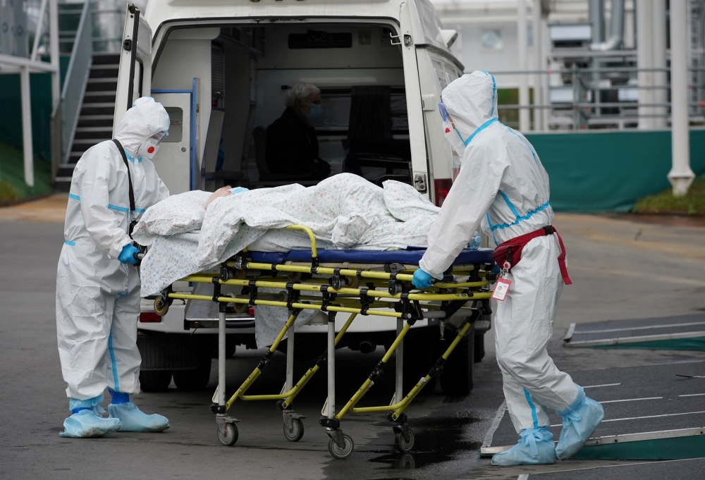 Medical specialists transport a patient outside a hospital for people infected with the coronavirus disease (COVID-19) in Moscow, Russia October 13, 2021. REUTERS/Tatyana Makeyeva/File Photo