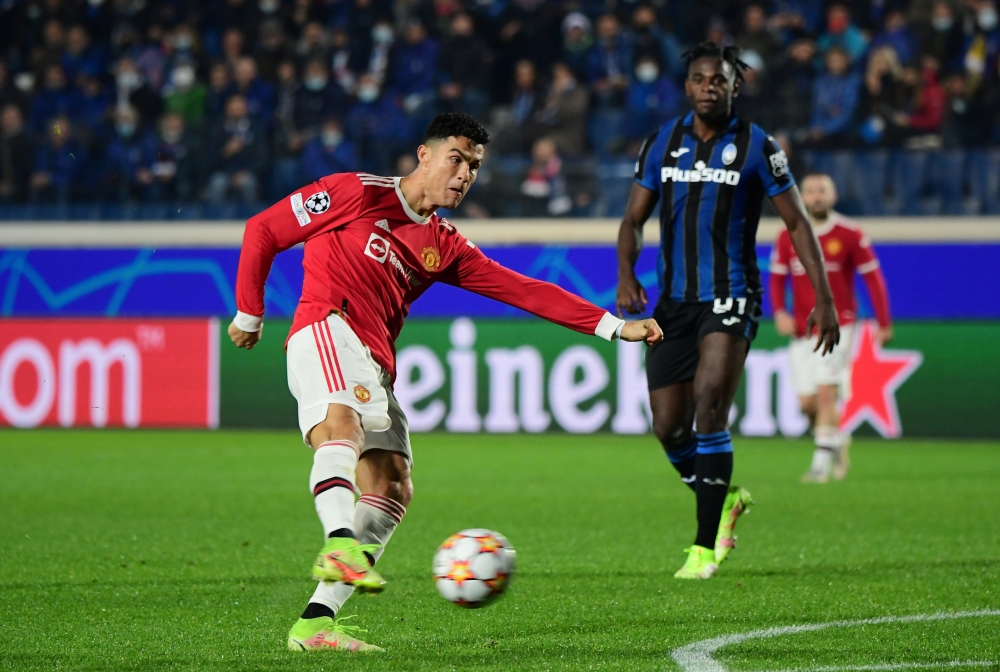 Manchester United's Cristiano Ronaldo scores their second goal REUTERS/Alberto Lingria
